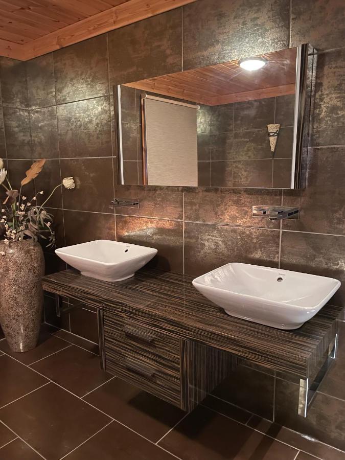 Tomatin - Luxury Two Bedroom Log Cabin With Hot Tub Berwick Upon Tweed Екстер'єр фото