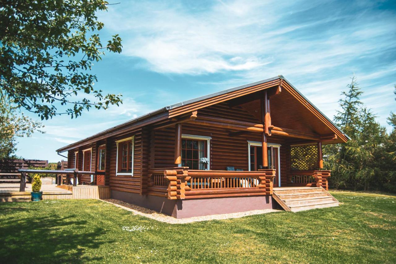 Tomatin - Luxury Two Bedroom Log Cabin With Hot Tub Berwick Upon Tweed Екстер'єр фото