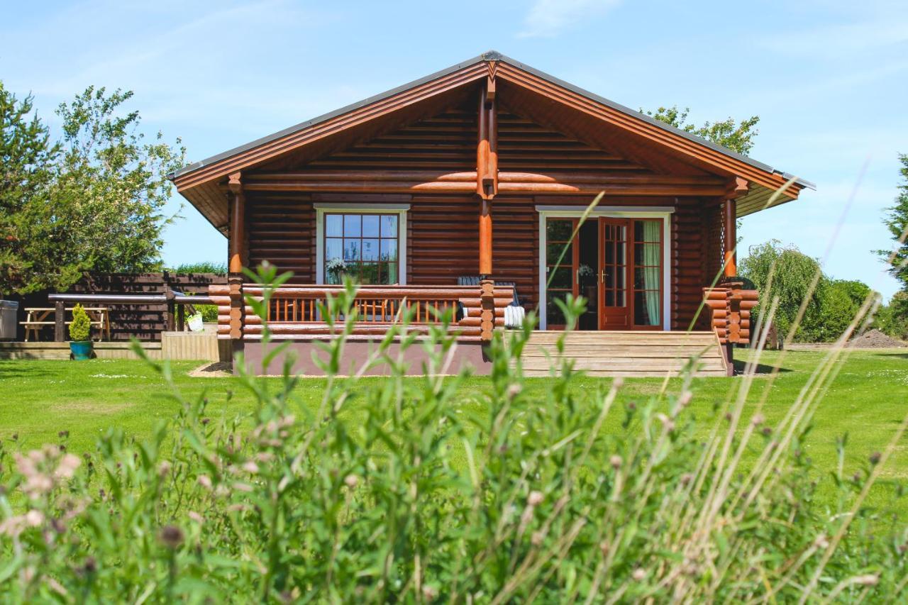 Tomatin - Luxury Two Bedroom Log Cabin With Hot Tub Berwick Upon Tweed Екстер'єр фото